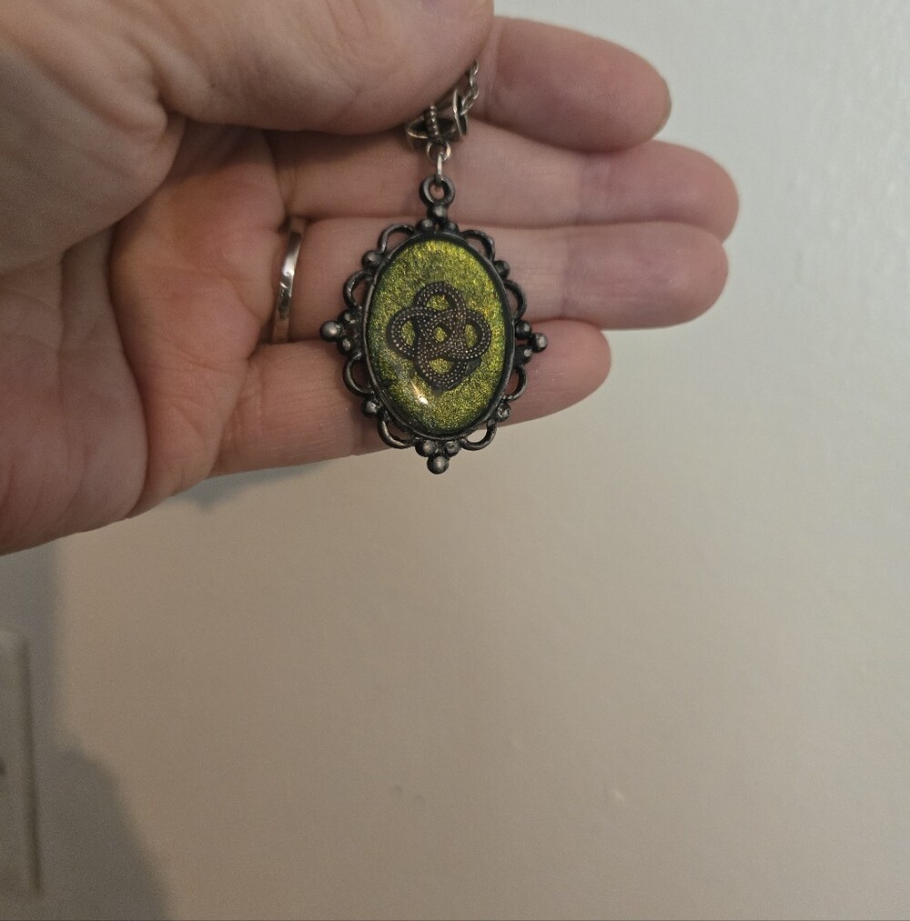 Handmade Green Glitter Oval Pendant Necklace UV Resin - Picture 2 of 3